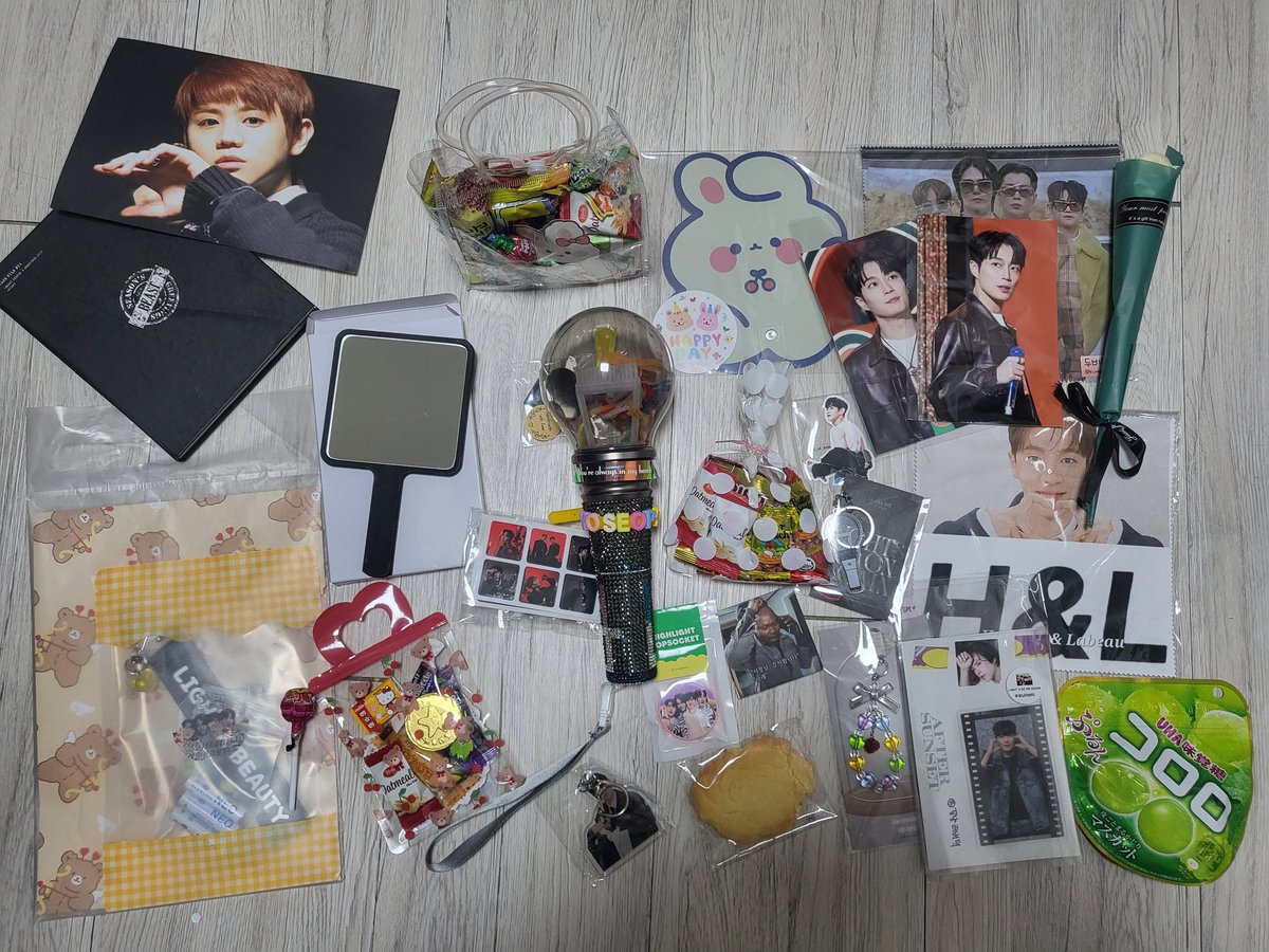 한없이 부족한 나눔이였는데도 불구하고 찾아와주셔서 감사하고, 또 감사합니다
이틀 간 진행한 나눔이였는데 이렇게나 많이 받았어요 라뷰들과 함께해서 행복한 콘서트였어요!
모두 건강하고 행복하게 사시구 다음 콘서트에서 또 봐요! (내일도 나눔 한답니다?)