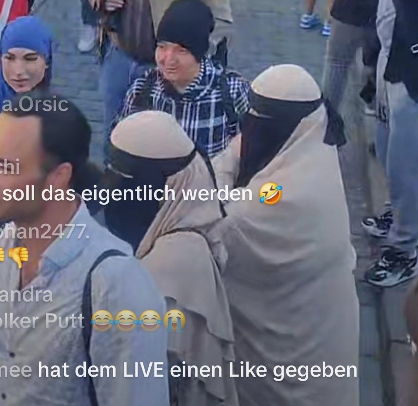 #Demo #Hamburg #hh1105

@PolizeiHamburg 

Wie ist das eigentlich mit dem Vermummungsverbot????

Gelten unsere Gesetze nicht für alle???