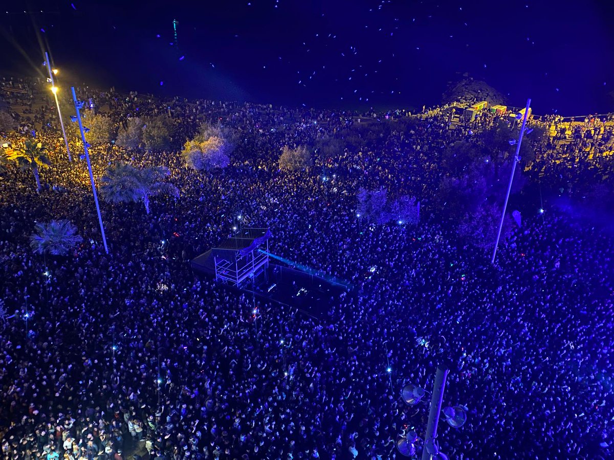 115.000 persones van omplir ahir els carrers de #Badalona durant la Nit de Sant Anastasi. 65.000 van assistir als concerts del Passeig Marítim. #FestesDeMaig2024