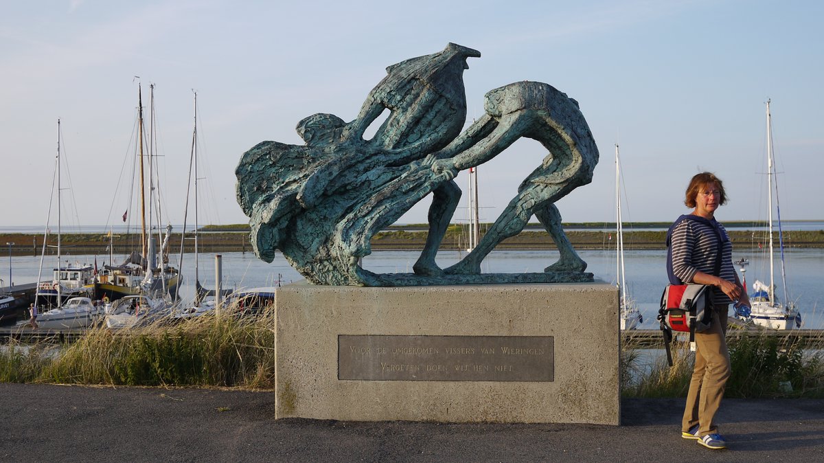 In ieder dorp en in iedere zeehaven vind je zo'n beeld ter herdenking van de omgekomen vissers.