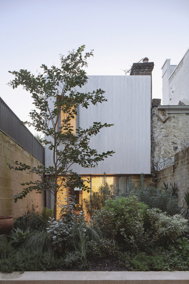 Plant-filled courtyard connects steel and stone houses in Sydney: dezeen.com/2023/09/24/ret…