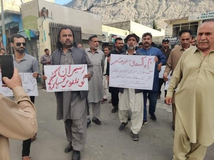 wajahatgilgiti's tweet photo. عوامی ایکشن کمیٹی گلگت بلتستان کی جانب سے جوائنٹ عوامی ایکشن کمیٹی کشمیر کے رہنماؤں کی گرفتاری کے خلاف پیلس ہوٹل سے اتحاد چوک تک ریلی نکالی گئی اور احتجاجی مظاہرہ کیا گیا۔

#movementforrights #ajk #GilgitBaltistan https://t.co/rn34Wzpt7m