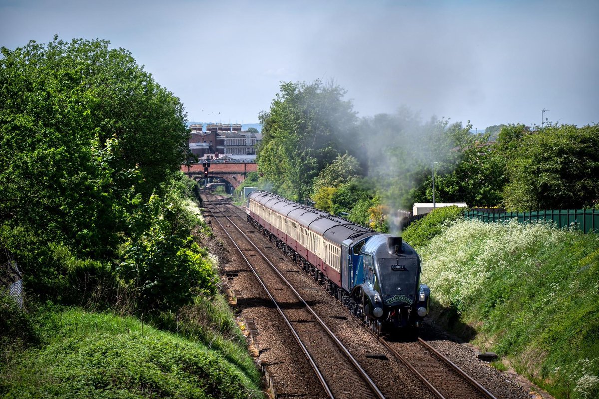 60007 ‘Sir Nigel Gresley/Chester,Cheshire.A4 Class loco 60007 storming away from Chester on today’s charter from London Euston @Steam_Dreams @wearechester @ShitChester #sirnigelgresley #A4