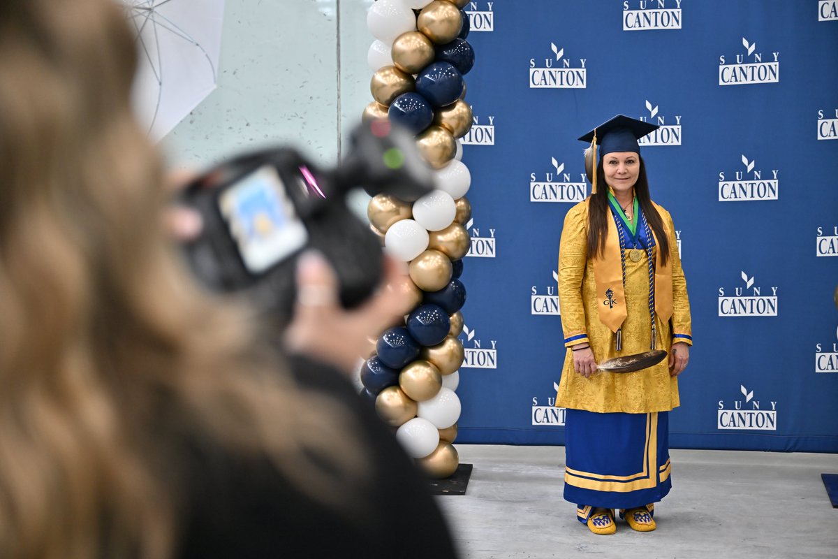 The #classof2024 is ready to take the stage. Congratulations, Roos — you did it! 🎓🦘