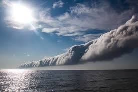 #ComeNuvoleNellAria
#VentagliDiParole 
Qualcosa di magnifico sta dietro un'oscura nube minacciosa; è come se il margine della nube fosse d'oro, promettendo ciò che sta dietro;