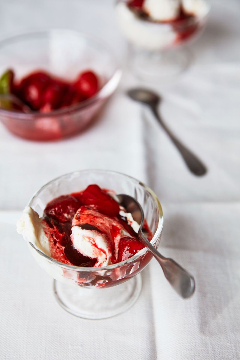 This whipped yoghurt with roasted strawberries and peanut fudge sauce will be a repeat recipe all summer long: trib.al/78DmVSX