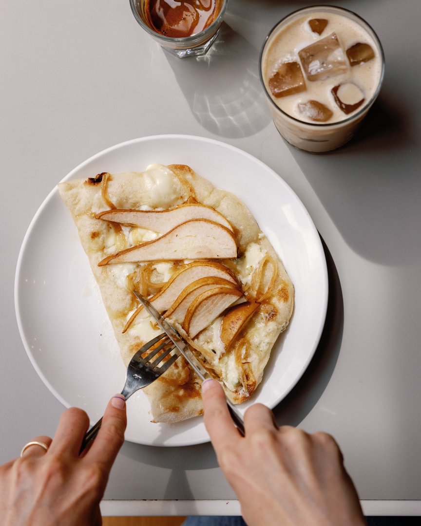 Try the new Pear Blue Cheese Flatbread for lunch this week.

Pear, blue cheese, caramelized onion, hot honey.

Photo | @juliehoveandersen