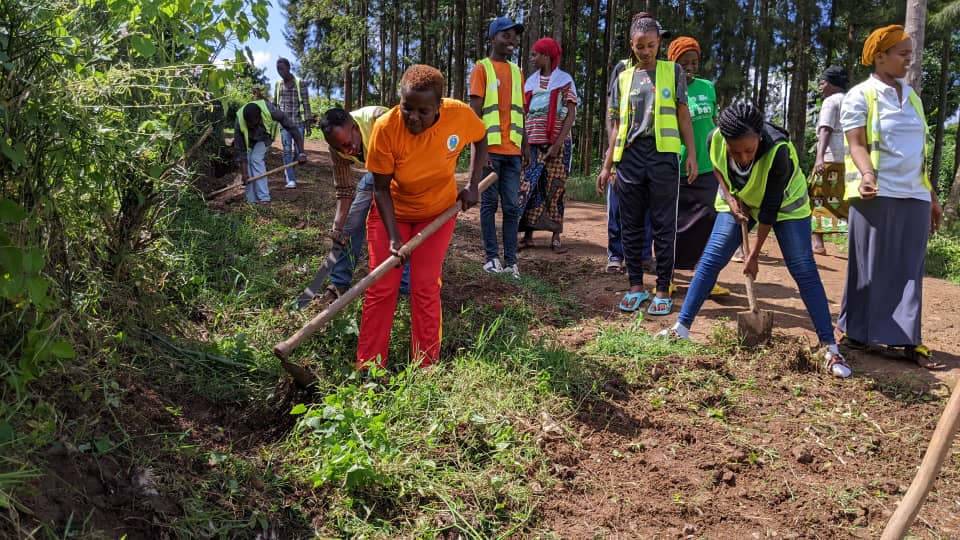 None kuwa11/05/2024 @RwandaYouthVol1 @Kinyinya_Sector twakoze umuganda, wokurwanya isuri haziburwa imiferege y'amazi , ndetse twubakiye umuturage umurima w'igikoni murwego rwokurwanya imirire mibi @RwandaLocalGov @CityofKigali @Rwandapolice @RYVCP_Gasabo @umwigemepo @jnabdallah