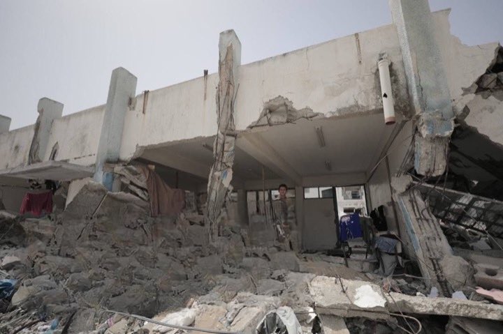 Les écoles de l'UNRWA (@UNRWA) à Khan Yunis, qui ont été détruites par les forces israéliennes, sont utilisées comme abris par les familles palestiniennes chassées de force de Rafah.
 
Les murs sont détruits ou incendiés, c’est un tas de décombres.
#Palestine #Gaza