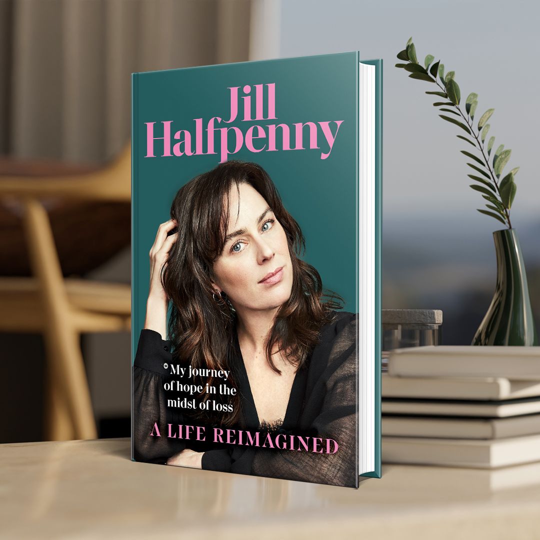 Heartfelt and honest, A Life Reimagined is a touching memoir of love, loss and life after tragedy from beloved actress @halfpennyjill 💙 Pre-order your copy now: buff.ly/4dB9trN