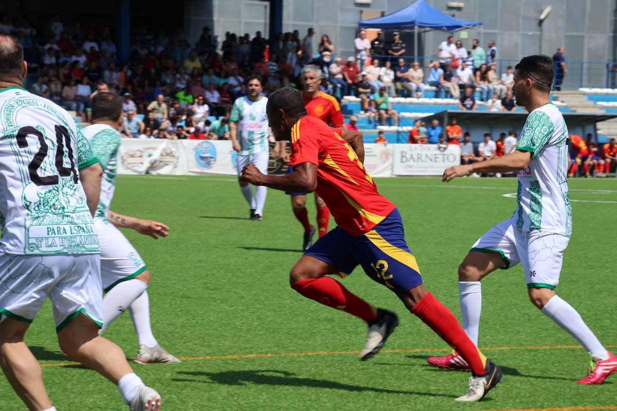 Futbolistas que son @leyendasespana han disputado un partido contra la Selección Andaluza Solidaria con fines benéficos. Una fiesta del futbol y de la solidaridad, en una ciudad para el deporte como es #AlcaládeGuadaíra.