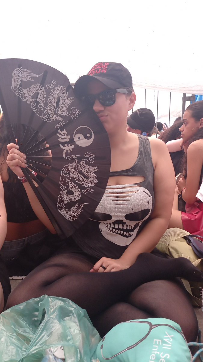 lunarcollins's tweet image. nome: Sabrina mais conhecida como a moça da lona