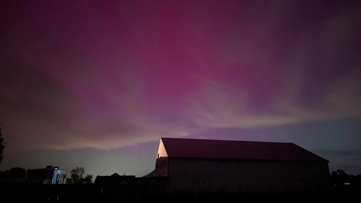 jumbledsunshine's tweet photo. Saw the northern lights from my house for the first time in my entire life! 💕 https://t.co/jRyo4DbIfe