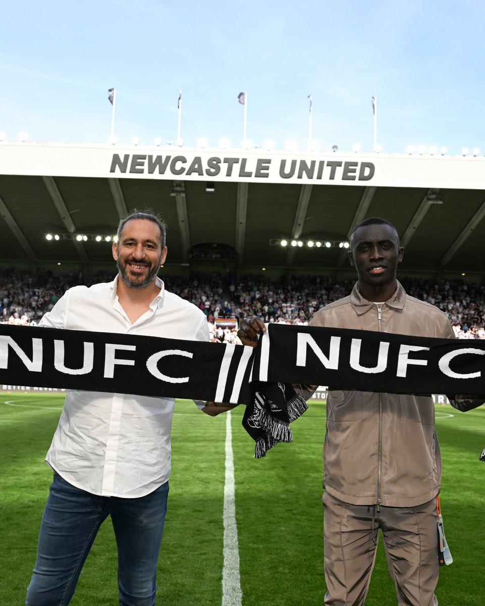 Amazing to welcome Jonás Gutiérrez and Papiss Cisse back to St. James' Park this afternoon! 🖤🤍