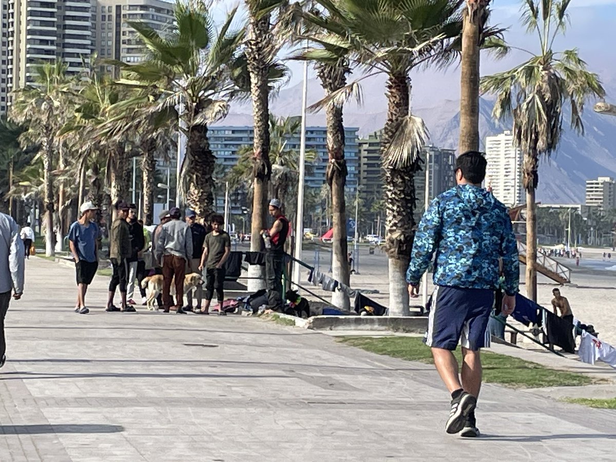 #iquique me envían esta fotografía de esta mañana en Cavancha con la presencia de migrantes en distintos sectores