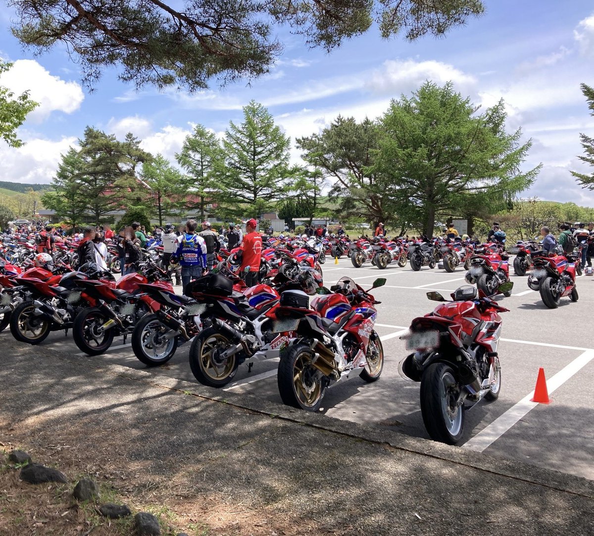 yokarider's tweet photo. 名前:ヒデ　　　　　　　　　　　　　　　　　　
年齢:53
住み:佐賀市
身長:163
車種:cbr250rr(mc51.21年式)
好き:バイク.車.ツーリング.峠

一言:51でバイクの免許取得。取らなくて後悔するより取って後悔する方がまだましかと思い取りました😊結果免許取って本当に良かったです🤟 https://t.co/sUCKoaSaqr