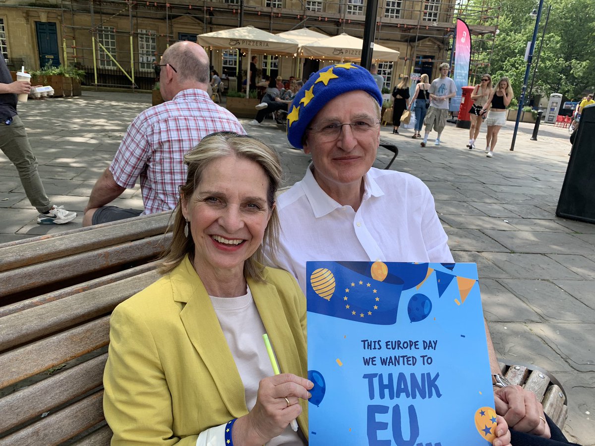 We had lots of positive responses on our street stall today, celebrating #EuropeDay and collecting signatures for @euromove’s 75th birthday. Huge thanks to all who supported us; we especially appreciated the visit from MP, @Wera_Hobhouse and husband William. 🇪🇺🇪🇺