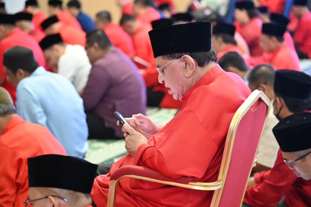 Alhamdulillah. Sambutan Ulang Tahun UMNO ke 78 lancar,  penuh sederhana dgn semangat perjuangan tak luntur. 
Moga segala yang kita laksanakan mendapat keberkatan Ilahi &amp; perjuangan kita juga terus diredhai Allah SWT. 
#ULANGTAHUNUMNO78 #HariUMNO #UMNOMalaysia #SebuahPerjuangan