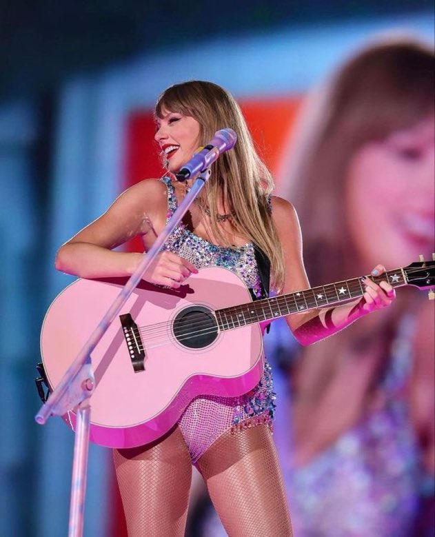 lovesickneno's tweet photo. Todos os figurinos da “The Eras Tour” a turnê mais lucrativa de todos os tempos, a thread; https://t.co/BQfzFKenvc