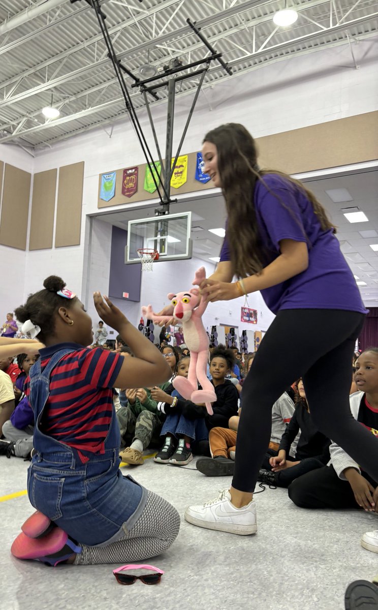 The Reynoldsburg High School Orchestra stopped for a visit this week. All students were introduced to the different string instruments and learned what made each one unique. Some students even got to touch the different instruments!  🎻 🎶