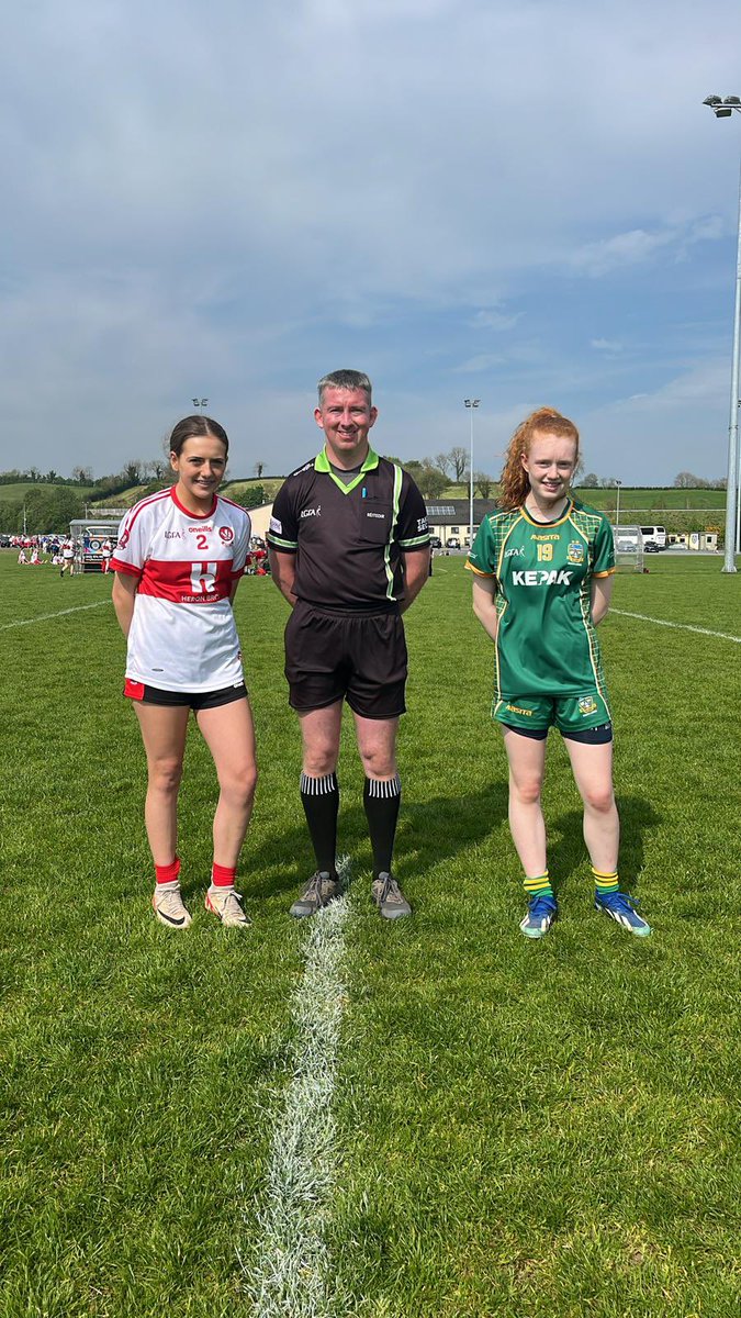 Teams ready for Gold Quarter Final in Monaghan COE as @DerryLgfa and @meathladiesMLGF take the toss!