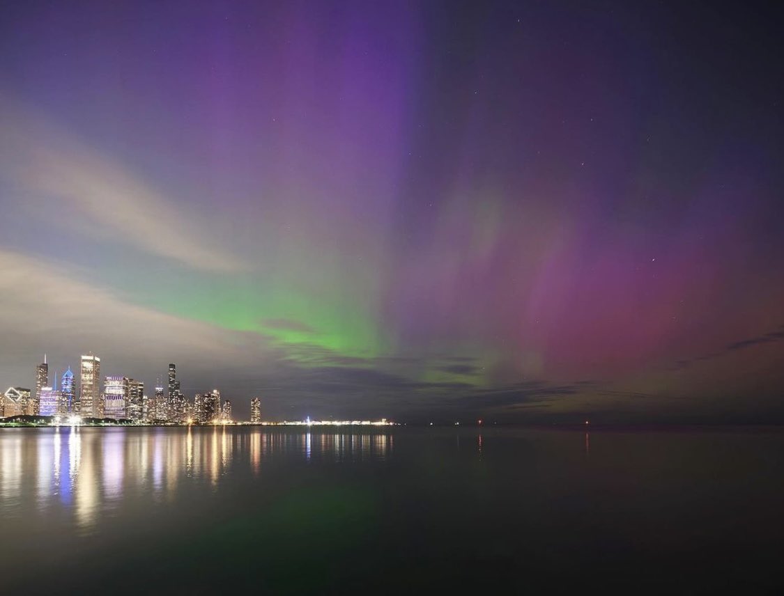 Do312's tweet photo. Northern Lights over Chicago last night! 🥹 Even more chances to view this amazing phenomenon tonight. 🌠

📸: tomharrisphotography on IG https://t.co/hEWFzUfjQu