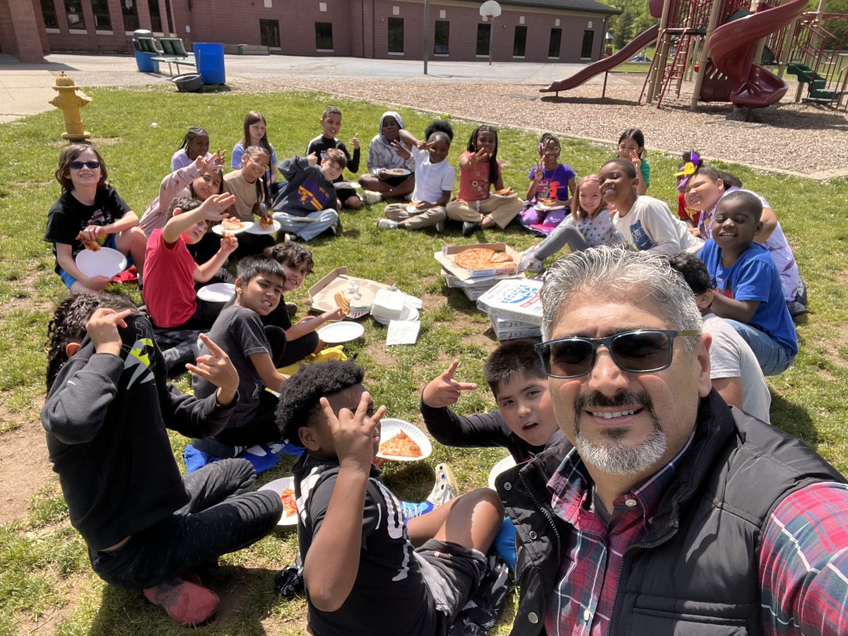 Yesterday was the perfect day to cash in on some Rise dollars and have pizza with Dr. Parlar! 🍕🎟️🧺