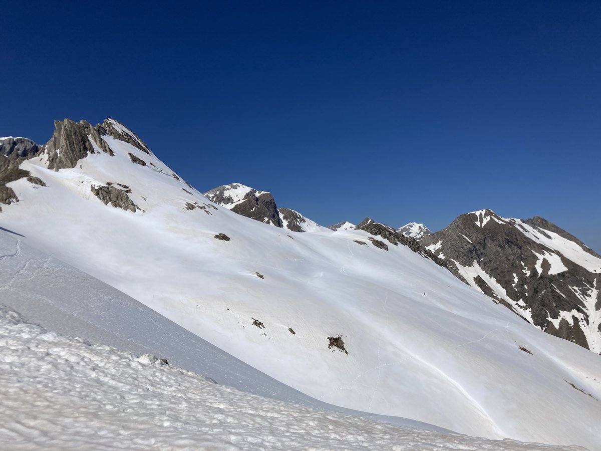 Aunque desde Pista Grande no lo parece, aún hay mucha nieve en la zona alta de Candanchú! Aquí no esquía el que no quiere, jeje!🏔️⛷️☀️😎 @Meteonavarra_ @Navarrameteo @AEMET_Navarra