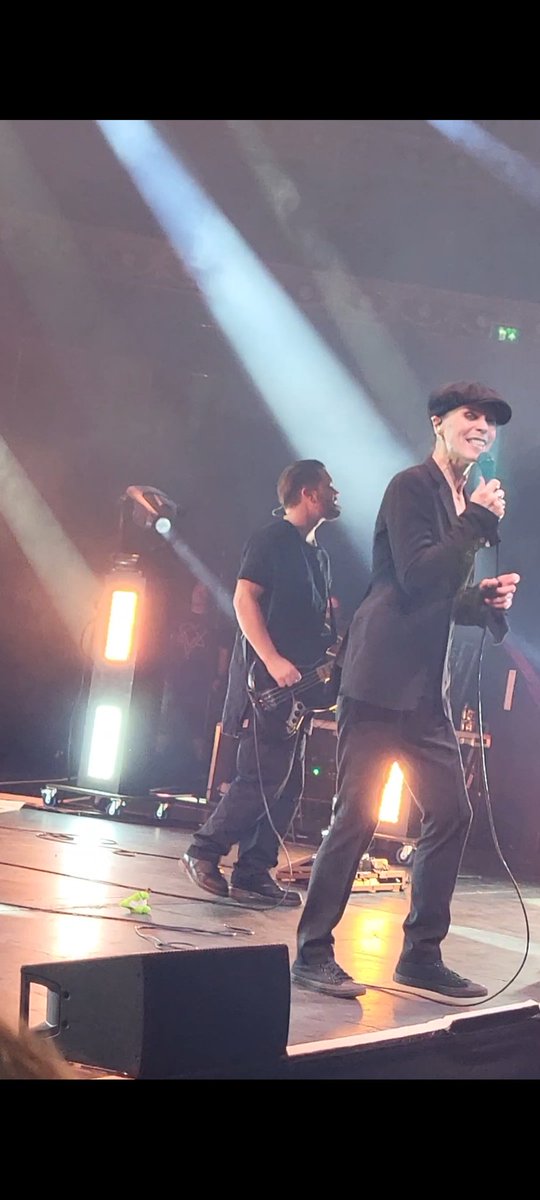 30secondstopunk's tweet image. Got to say goodbye to the Neon Noir tour last night and it is was perfect in every way 🖤🖤