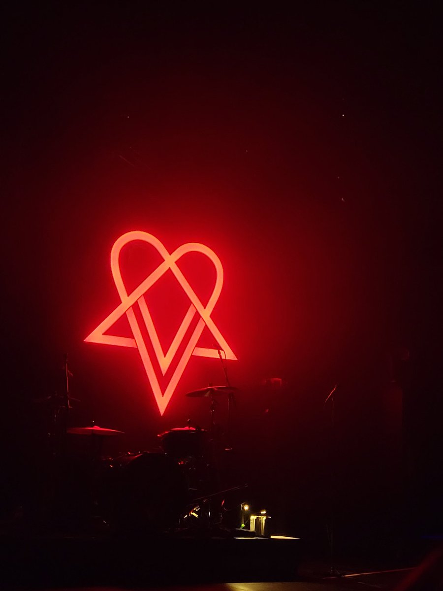 30secondstopunk's tweet image. Got to say goodbye to the Neon Noir tour last night and it is was perfect in every way 🖤🖤
