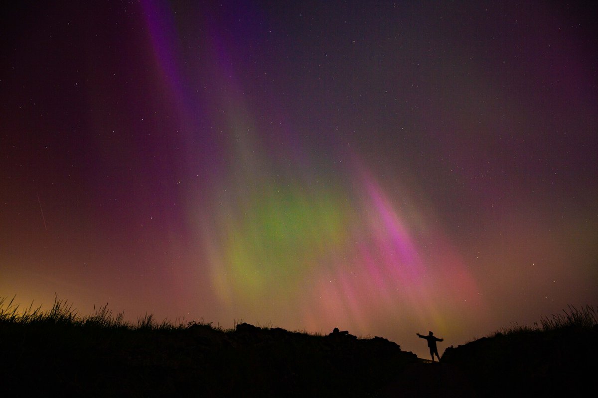 bfpix's tweet image. #Auroraborealis the Northern Lights captured in sky above the lights of Halifax, @Calderdale  West Yorkshire, during the solar storm on May 10th 2024
including a hit the timer and run #selfie #NorthernLights #prophotography
