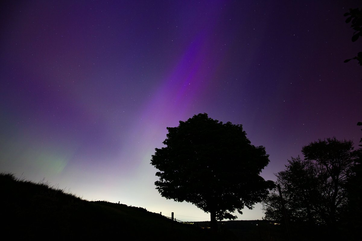 bfpix's tweet image. #Auroraborealis the Northern Lights captured in sky above the lights of Halifax, @Calderdale  West Yorkshire, during the solar storm on May 10th 2024
including a hit the timer and run #selfie #NorthernLights #prophotography