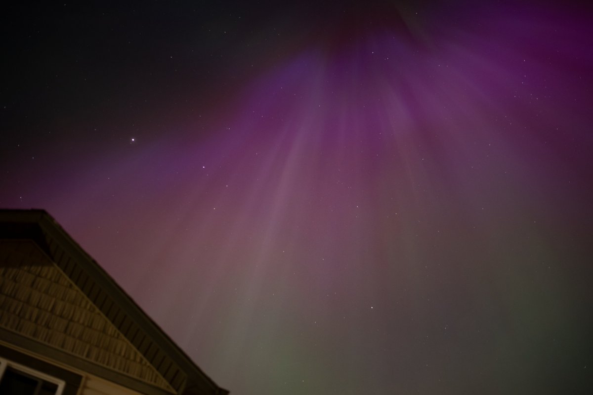 MikeSimone3's tweet image. Haven't seen the sky lit up like this in decades.. Alberta, Canada #Auroraborealis #solarstorm