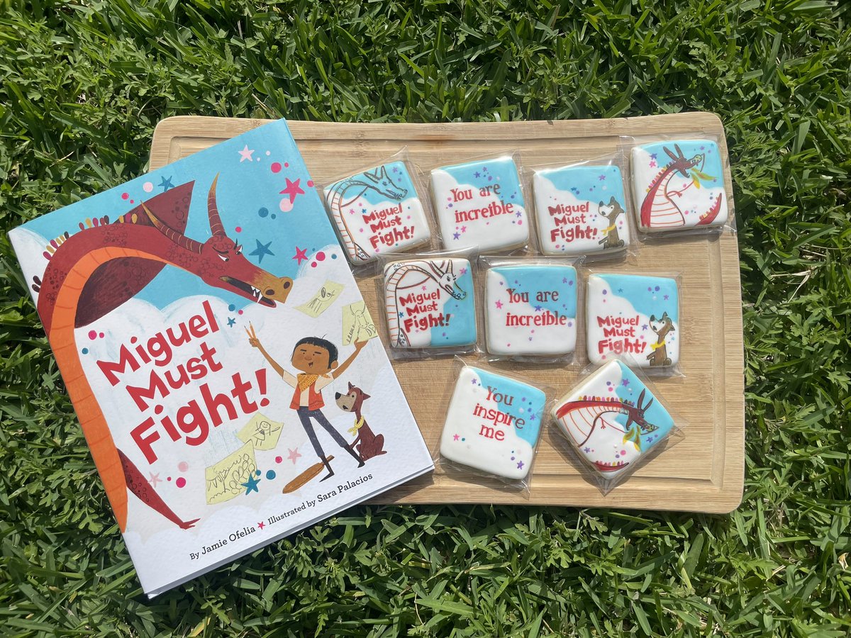 Look at these absolutely gorgeous cookies my friend made for my next @dallaspubliclibrary reading! 😍 Also, they taste heavenly.