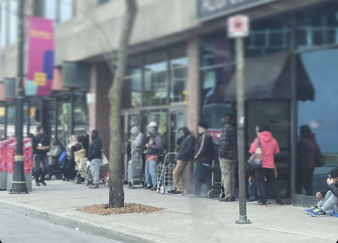 Here we go! Gore Park Line for people experiencing hunger and homelessness is longer than I've ever seen it. Must be over 1,000 guests queued up today. Lots of new people and some medical conditions that are breaking my heart. I never get used to it. #HamOnt #Onpoli #Cdnpoli 🇨🇦