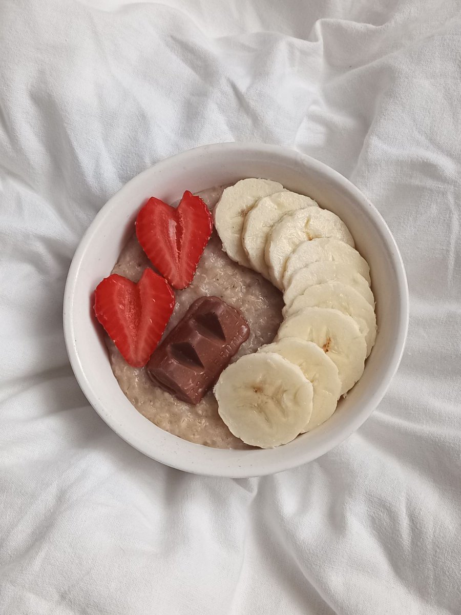 oatmeal w strawberry, mini toblerone and banana for lunch, 230cals 😼