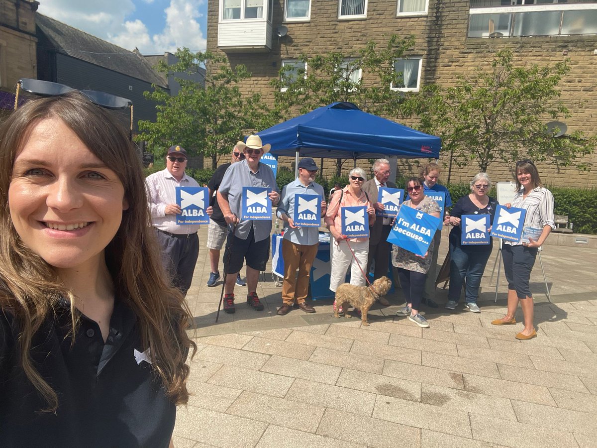 AlbaScotBorders's tweet photo. A fantastic, sunny #Alba street stall today. New members signed up and we were well supported by enthusiastic activists, including Daniel Jack, Membership Convenor. #AlbaForIndependence https://t.co/1dmvDtjFRA