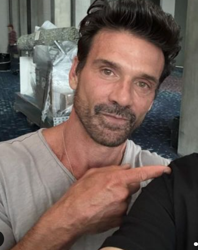 VidaoPantalla's tweet photo. Los planes se cumplen:
Como prometió James Gunn, el cast del DCU será transmedia, siendo igual en animación, videojuegos y todo live action.
El primero en hacer el salto será Frank Grillo como Rick Flag Sr., el cual aparecerá en #CreaturesCommando y después en #Peacemaker S2. https://t.co/KsTLef71E8