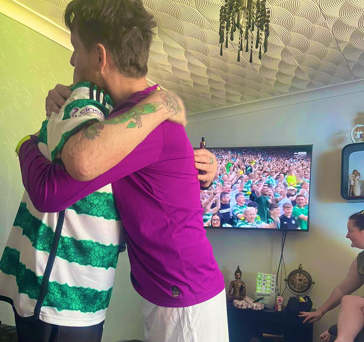 My dad has Stage 4 Cancer. He’s endured the most horrific few weeks. Thank you @CelticFC for today. @ChrisSutton77 you’re his favourite pundit. Shh listen to big Chris haha 

I don’t know how many more games we have together but this was magical! 

#fuckcancer #CelticFC #Celtic