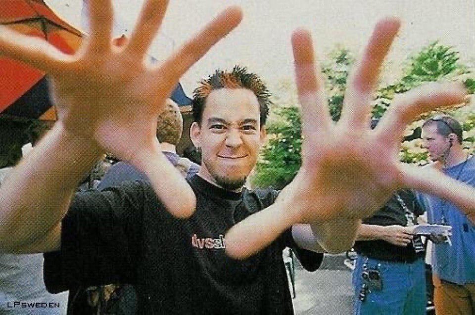 infinitethird's tweet image. when people say they don’t know what to do with their hands in photos, it’s just because they’re too afraid to do this