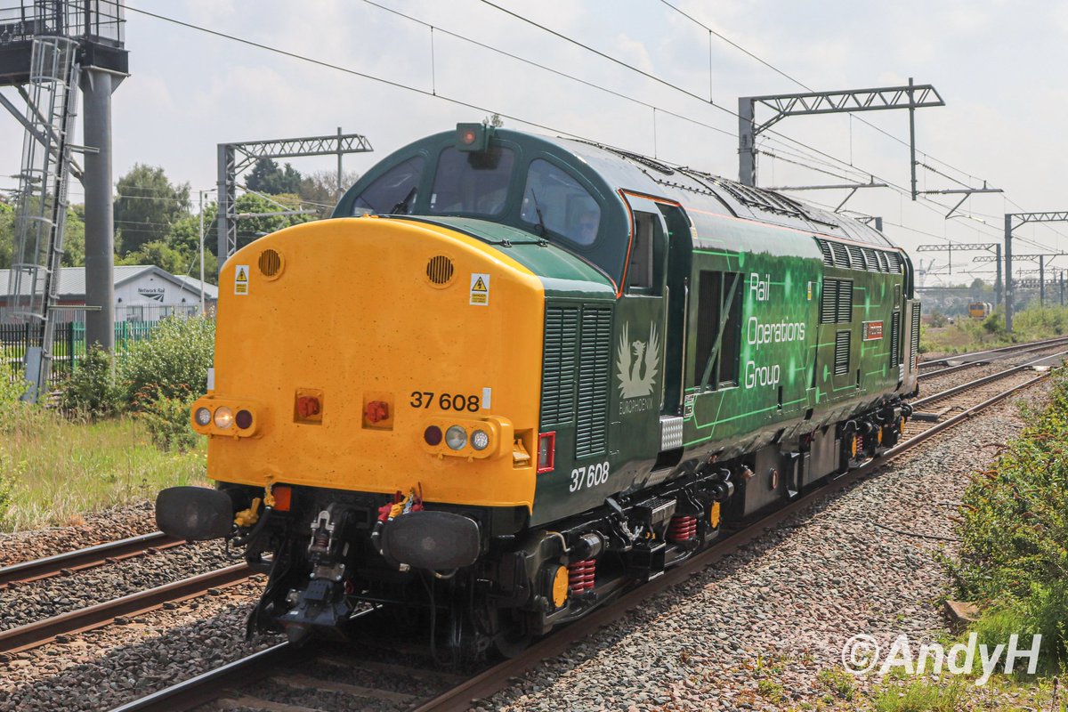 Well this was a real bonus. Booked through Kettering at the same time the DCR sand was due at Uffington. However the sand ran 16E & #ROG 37608 was 68L with 0D57 Wembley HS-Derby RTC so a quick dash from Uffington to Kettering to bag my 1st 📸 of her in @RailOpsGroup green 11/5/24