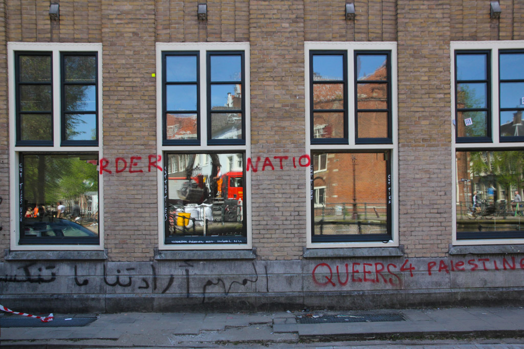 Even voor het nageslacht vastgelegd. Zo gingen de vandalen, gesteund door fractievoorzitter GroenLinks, @ImaneAmsterdam, om met het schone metselwerk van het Administratiegebouw BG-terrein van architect Van der Meij in Amsterdamse School uit 1913, een beschermd rijksmonument.