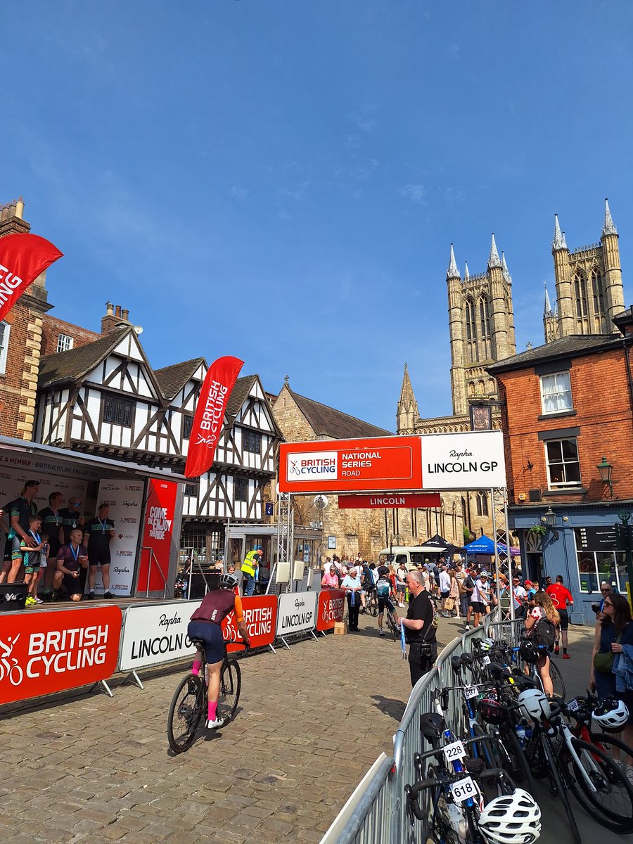It's the Lincoln Grand Prix again. And surely no finer location in the country for a top class cycle race!! This must be a massive boost for all the city's businesses, with all the money that this event must generate. Lincoln's looking fantastic as ever. 🚴‍♀️🚴‍♀️🚴‍♀️ @visitlincoln
