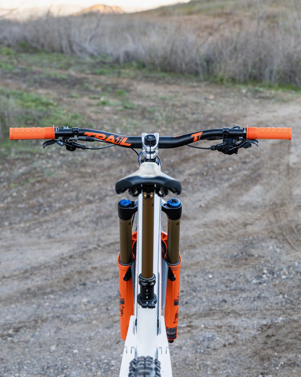 A colorway so clean that you almost don't want to see it dirty, but you know it'll look damn good when it is 😎 Put your eyes on this custom-built Slash Gen 6 by @TrekRaceShop supported enduro rider, Aiden Chapin.