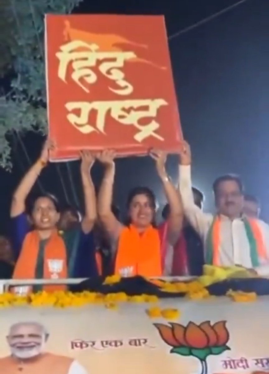 BJP Leader Navneet Rana holding a placard of HINDU RASHTRA during election campaign. Will the @ECISVEEP take any action?
