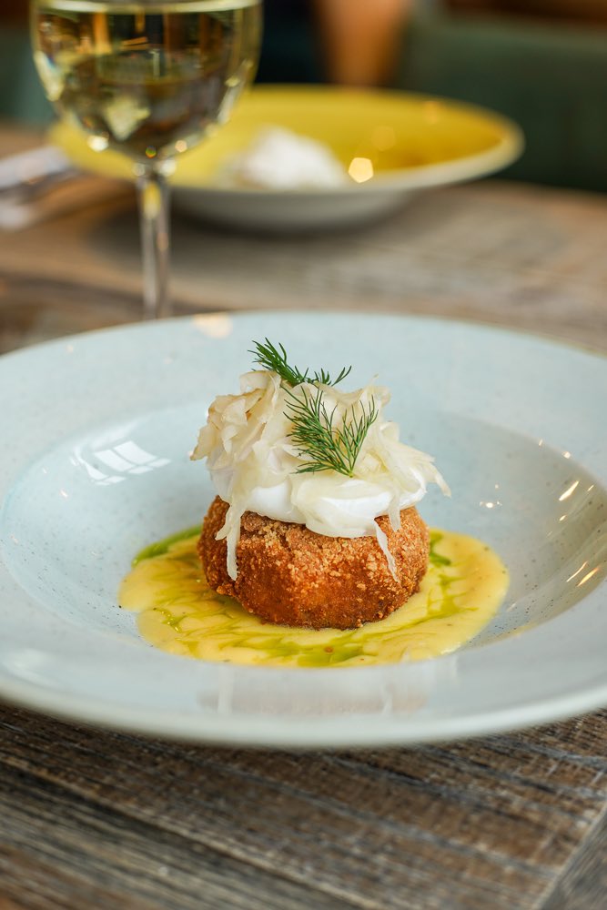 Fancy something on the lighter side this sunny Saturday?! ☀️ 

Our head chef Jonah has whipped out some summer classics in our new menu, such as this gorgeous cod & smoked haddock fishcake! 🐟

#youngs #pubs #pubgrub #fishcake #croquettes  #delicious #britishclassic #youngspubs