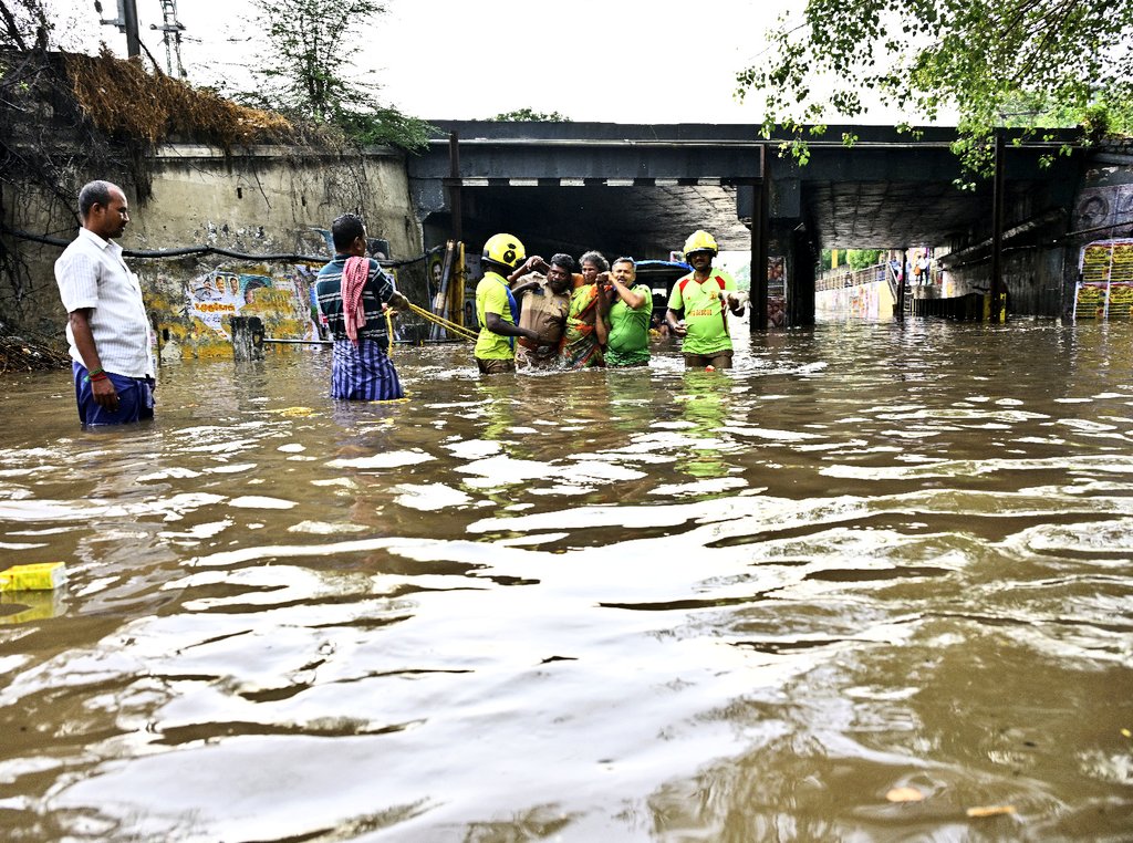 Visually-challenged persons were rescued from #rainwater inundation by Fire and Rescue Services personnel near Garudar bridge in #Madurai on Saturday. 

📸: G. Moorthy / The Hindu