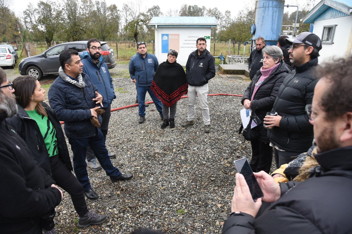 Delegado Presidencial @jorgealvialp, junto a la alcaldesa @Carla_Amtmann, equipo @munivaldivia y Obras Hidráulicas del @MOPdeLosRios y dirigentes de #Pishuinco constataron el funcionamiento de las soluciones provisorias de abastecimiento de agua potable rural en la localidad.🚰