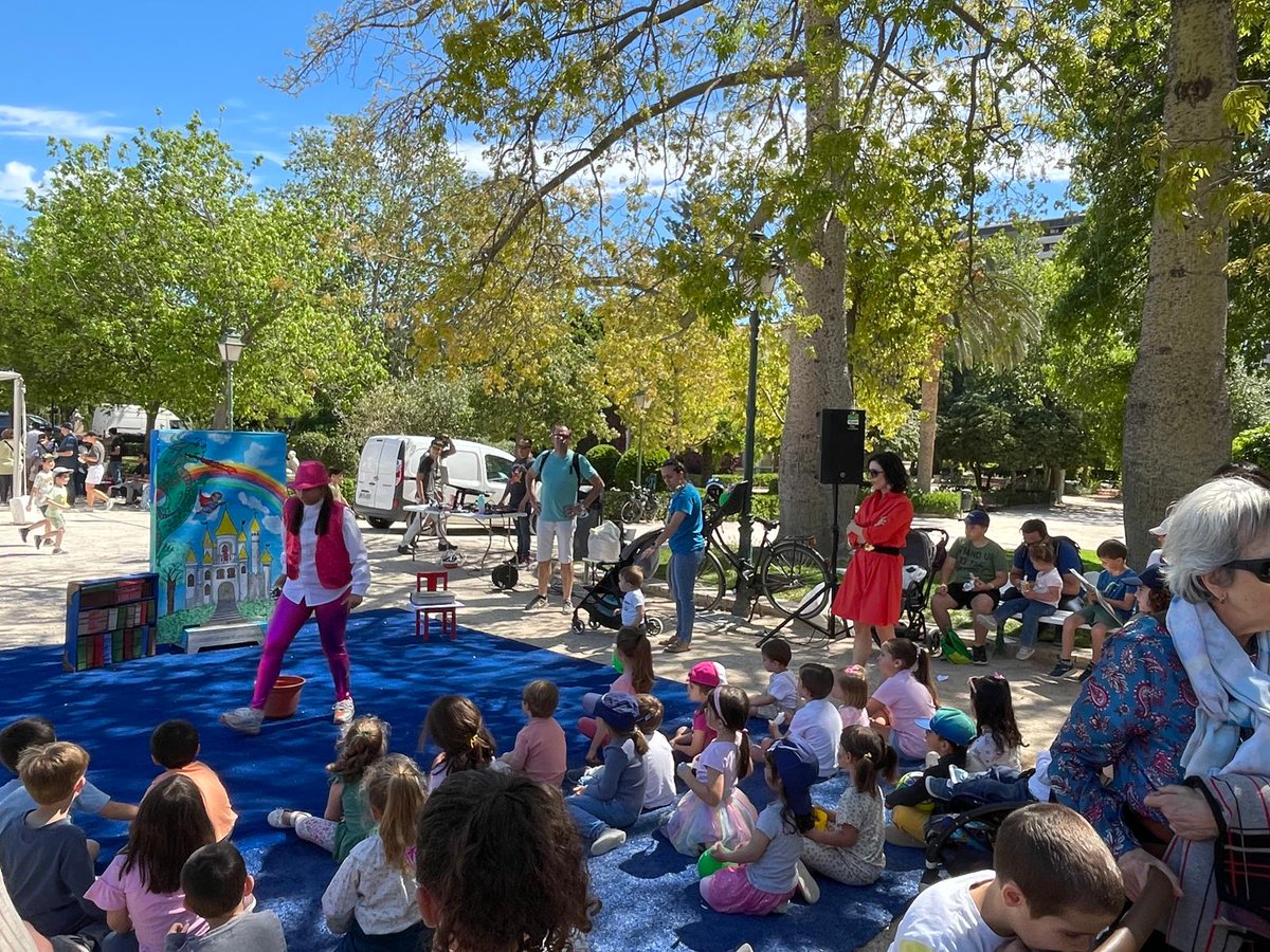AjuntamentVLC's tweet image. 🌿 Los Jardines de #Viveros se han llenado, esta mañana, de familias para disfrutar de las actividades organizadas con motivo de la celebración del Día de la #FamiliaVLC.