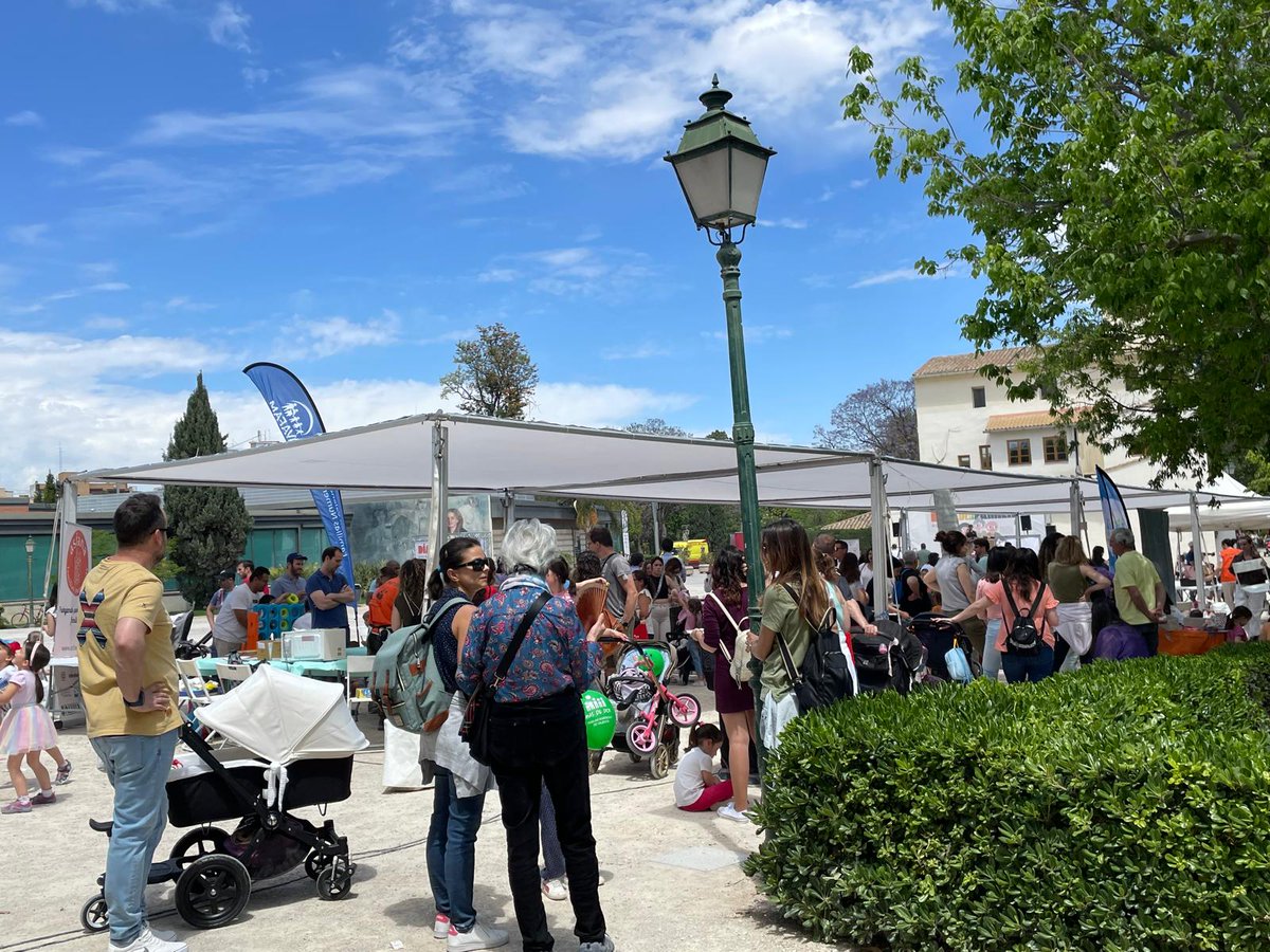 AjuntamentVLC's tweet image. 🌿 Los Jardines de #Viveros se han llenado, esta mañana, de familias para disfrutar de las actividades organizadas con motivo de la celebración del Día de la #FamiliaVLC.